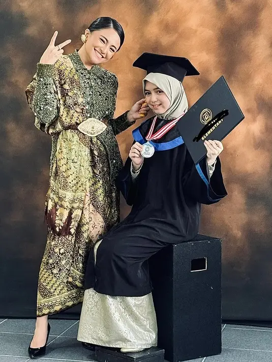 <p>Dengan kain dan selendang batik bernuansa hijau, Marshanda tampil begitu anggun. [Foto: Instagram/ Marshanda]</p>