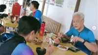 Ganjar Pranowo sedang sarapan soto di warung soto di Muntilan, Magelang, Jawa Tengah (dok.Instagram/@warungsotobathokpakde/https://www.instagram.com/p/CURYbgIrmU1/Komarudin)