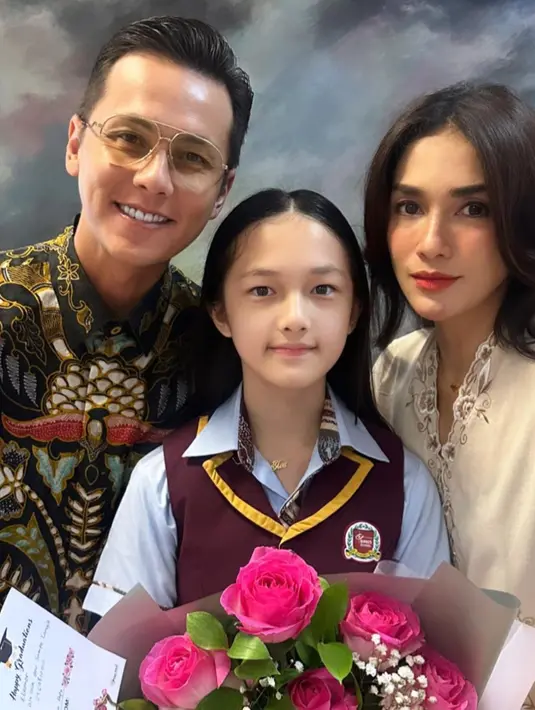 Ussy juga membagikan momen saat menghadiri wisuda SD putri ketiga Elea, anak pertamanya dengan Andhika Pratama.