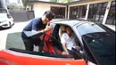 Presenter Raffi Ahmad salah satu artis yang gemar koleksi mobil mewah. Belum lama ini, pria dua orang anak itu menunjukkan mobil baru Rayyanza  yang harganya mencapai  Rp 12 miliar. Berikut beberapa potretnya. [Youtube/TAULANY TV]