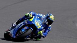 Rider tim Suzuki, Aleix Espargaro berhasil meraih posisi start kedua dengan catatan waktu 1 menit 38.316 detik, (AP Photo/Natacha Pisarenko)