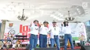 Sejumlah Aparatur Sipil Negara (ASN) berpose seusai mengikuti lomba bernyanyi dengan lipsync di  Halaman Balai Kota Semarang, Senin ( 22/4). Acara yang diikuti oleh sepuluh kelompok dari gabungan ASN yang bekerja di Pemkot Semarang ini turut menyemarakkan HUT Kota Semarang ke-472.  (Liputan6.com/Gho