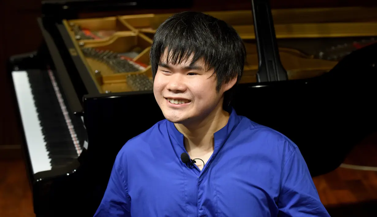 Seorang pianis tuna netra asal Jepang Nobuyuki Tsujii berpose saat sesi foto di sebuah studio di Tokyo (28/9). Nobuyuki Tsujii dijuluki bocah ajaib dengan kemampuan bermusiknya yang mendapatkan banyak penghargaan. (AFP Photo/Toru Yamanaka)