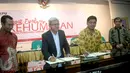 Ketua KPU Pusat Juri Ardiantoro(kedua kanan) dan Ketua Komisi informasi Publik John Fresly (kedua kiri) bersiap menandatangani nota kesepakatan di Gedung KPU, Jakarta, Selasa (29/11).  (Liputan6.com/Helmi Afandi)