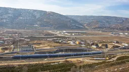 Kereta cepat melintas di jalur kereta yang menghubungkan Yinchuan dan Xi'an di Wilayah Huanxian, Provinsi Gansu, China (26/12/2020). Layanan jalur kereta baru tersebut akan mempersingkat waktu tempuh antara Yinchuan dan Xi'an dari 14 jam menjadi sekitar tiga jam. (Xinhua/Zhang Yongxin)