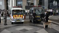 Petugas kepolisian mengerahkan ambulance dan anjing pelacak untuk mencari korban ambruknya Gedung BEI, Jakarta, Senin (15/1). Para korban dibawa ke rumah sakit RSAL Mintoharjo, RS MRCCC, RSPP Pertamina, dan RS Siloam Jakarta. (Liputan6.com/Arya Manggala)