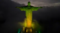 Patung Kristus Penebus diterangi dengan warna bendera nasional Brasil untuk menghormati mendiang legenda sepak bola Pele di Rio de Janeiro, Brasil, 29 Desember 2022. Edson Arantes do Nascimento atau yang dikenal sebagai Pele meninggal dunia pada usia 82 tahun di Sao Paulo. (AP Photo/Bruna Prado)