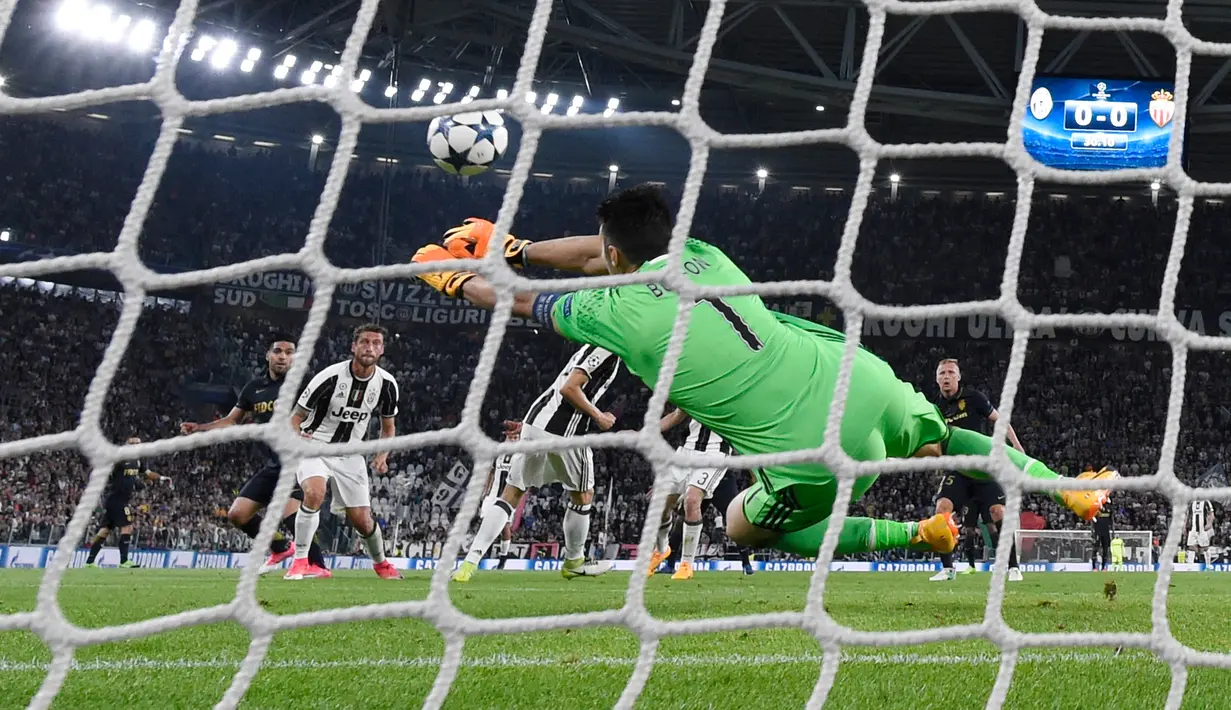 Kiper Juventus, Gianluigi Buffon berusaha menghalau bola saat berhadapan dengan AS Monaco pada leg kedua semifinal Liga Champions di Turin, Italia, (10/5). Juventus melangkah ke final setelah menang dengan aggregat 4-1. (AFP Photo/Miguel Medina) 