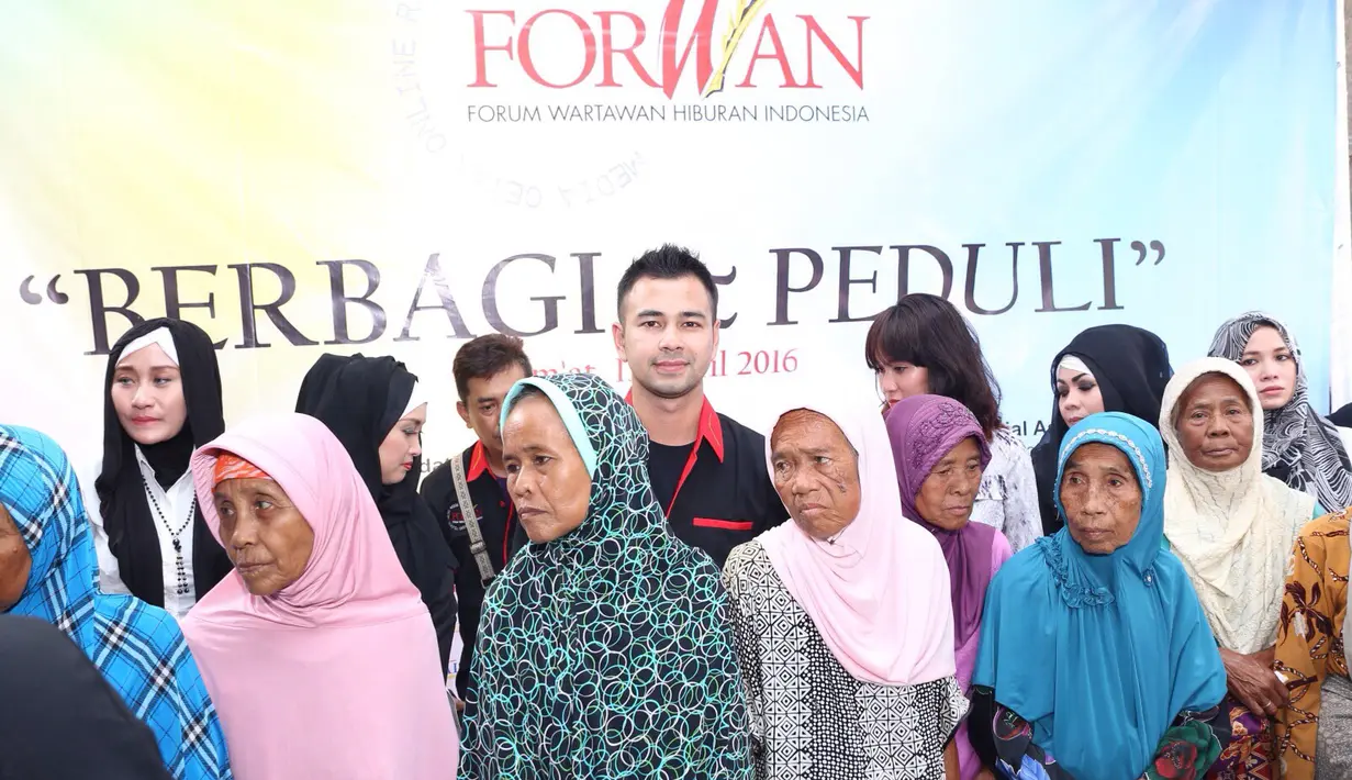 Raffi Ahmad berfoto bersama masyarakat sekitar Kranggan, di Rumah Singgah Bunda Lenny Humaniora Foundation, kawasan Kranggan, Bekasi, Jumat (15/4) siang. (Andy Masela/Bintang.com)