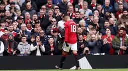 Pemain Manchester United, Casemiro, meninggalkan lapangan setelah menerima kartu merah saat pertandingan melawan Southampton di Stadion Old Trafford, Minggu (12/3/2023). (AFP/Darren Staples)