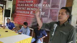 Aktivis 80 Ferry Juliantono (kanan) saat menjadi pembicara diskusi publik di Jakarta, Selasa (9/12/2014). (Liputan6.com/Andrian M Tunay)