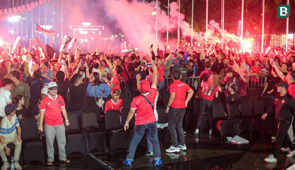 Para suporter Timnas Indonesia menyalakan suar saat tim kesayangannya mencetak gol dalam acara MALAMNYA BOLA 2024 dengan agenda utama nonton bersama laga kualifikasi Piala Dunia 2026 antara Timnas Indonesia menghadapi Filipina di area Jakarta International Velodrome, Rawamangun, Selasa (11/6/2024). (Bola.com/Bagaskara Lazuardi)