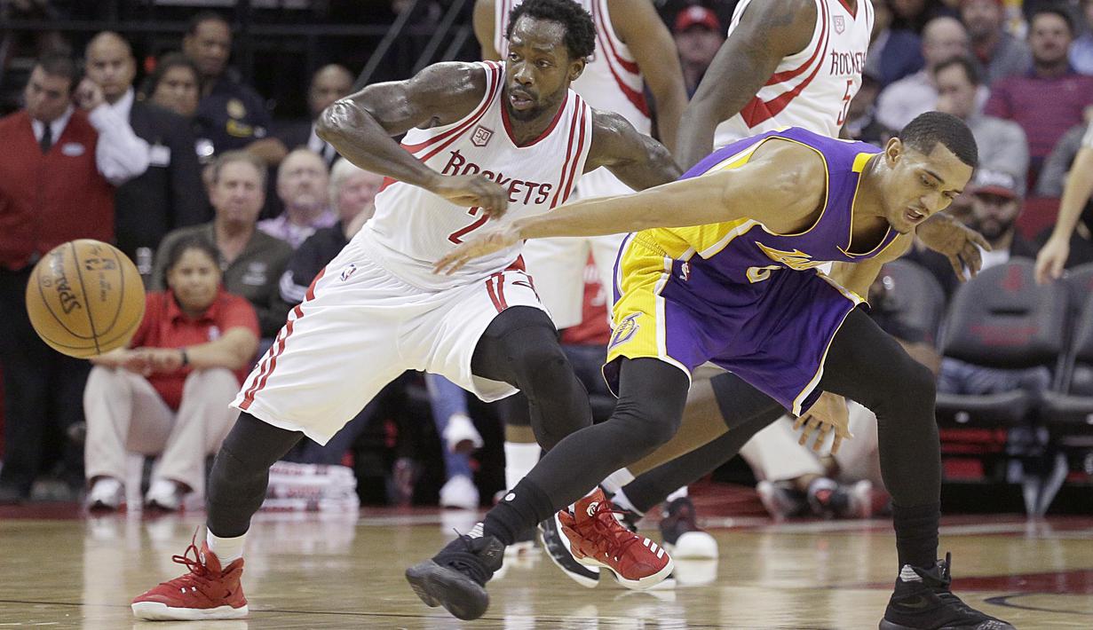 Pemain Houston Rockets, Patrick Beverley (kiri) berebut bola dengan pemain Los Angeles Lakers, Larry Nance Jr. pada laga NBA di Toyota Center, Houston, (08/12/2016).  (Reuters/Thomas B. Shea-USA TODAY Sports)