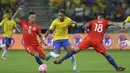 Gelandang Cile, Eduardo Vargas, berebut bola dengan gelandang Brasil, Neymar, pada laga kualifikasi Piala Dunia 2018 di Stadion Allianz Parque, Sao Paulo, Selasa (10/10/2017). Brasil menang 3-0 atas Cile. (AP/Nelson Antoine)