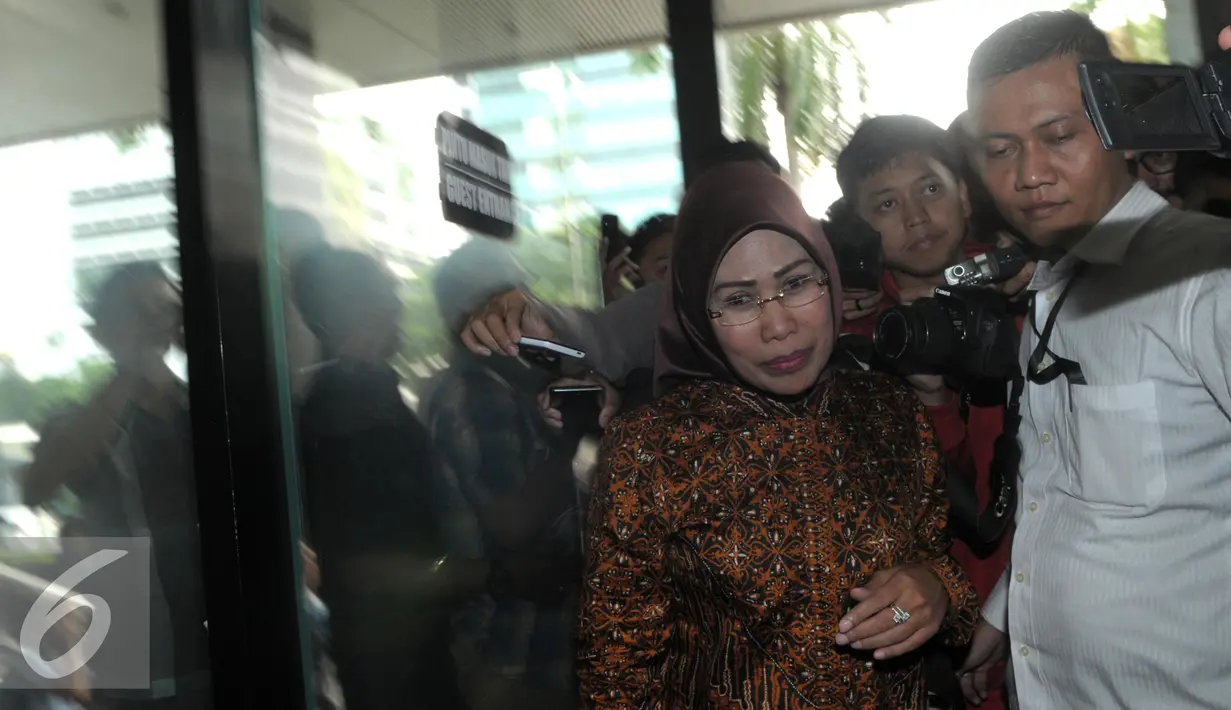 Bupati Serang Ratu Tatu Chasanah sekaligus adik dari mantan Gubernur Banten Ratu Atut Chosiyah saat mendatangi KPK, Jakarta, Selasa (24/5). Kedatangan Ratu Tatu untuk menyerahkan Laporan Harta Kekayaan Pejabat Negara (LHKPN). (Liputan6.com/Helmi Afandi)