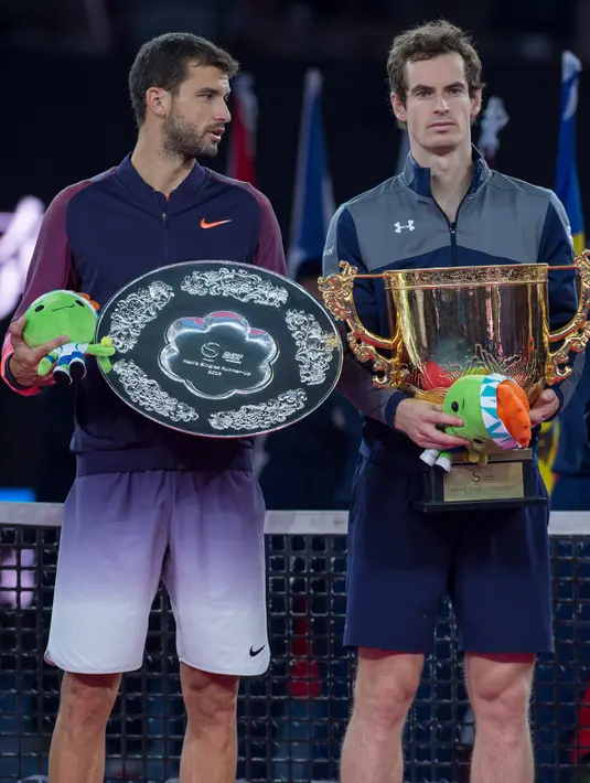 Petenis Inggris Raya, Andy Murray (kanan) bersama petenis Bulgaria, Grigor Dimitrov berpose memegang trofi mereka selama turnamen China Open di Beijing, Minggu (9/10). Di laga pamungkas, Murray menaklukkan Grigor Dimitrov. (NICOLAS ASFOURI/AFP)