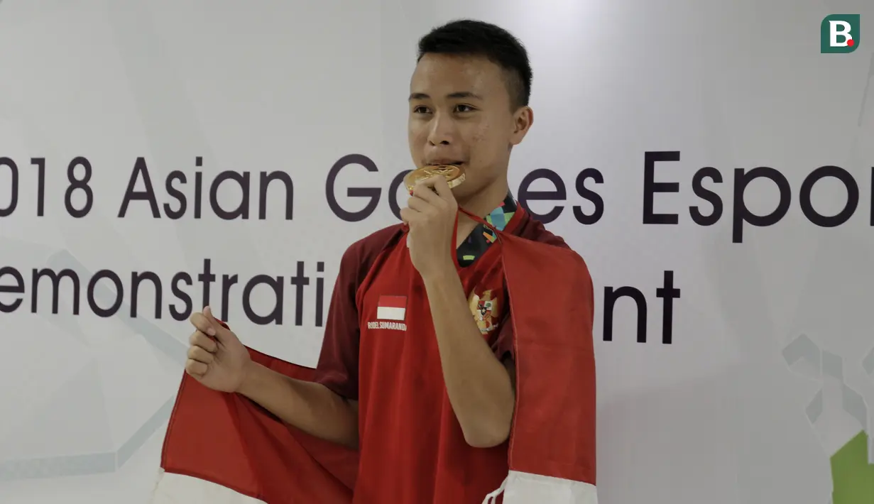 Ridel Yesaya Sumarandak melakukan selebrasi usai menjuarai  E-Sports dari nomor Clash Royale di BritAma Arena, Jakarta, Senin, (27/8/2018). Ridel mencatat rekor sebagai peraih medali emas termuda di Asian Games 2018. (Bola.com/Vascal Sapta Hadi)