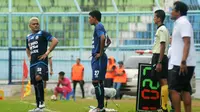 Cristian Gonzales ngambek saat diganti Dedik Setiawan pada laga Arema vs Persiba Balikpapan di Stadion Kanjuruhan, Malang (18/8/2017). (Bola.com/Iwan Setiawan)