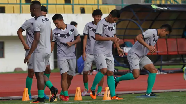 Pemain PSMS Medan tengah berlatih.