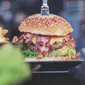 Ilustrasi burger (Photo by Artur Tumasjan on Unsplash)