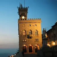 ... Dan di antaranya juga ada Cemoro Lawang di Indonesia. 