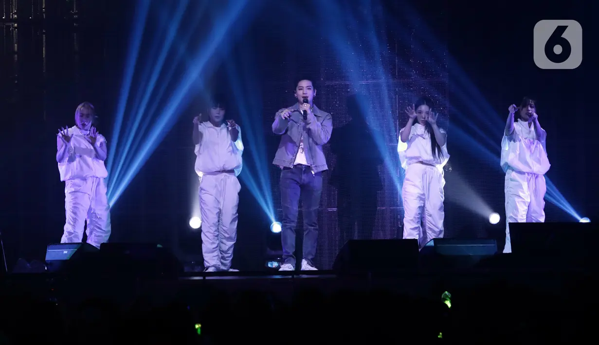Anggota kelompok GOT7 asal Korea Selatan, Jay B (tengah) menggelar konser solonya bertajuk konser JAY B Tape: Press Pause Live in Jakarta di Kasablanka Hall, Jakarta Selatan, Sabtu (22/10/2022). Penampilan ini mengobati kerinduan Ahgase (sebutan penggemar GOT7), pasalnya terakhir kali mereka menyapa penggemar dari panggung konser yaitu pada akhir Juni 2018 lalu. (Liputan6.com/Helmi Fithriansyah)