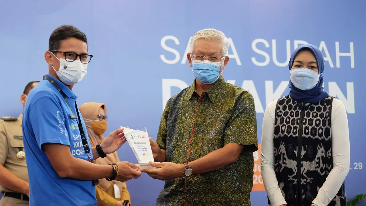 Sandiaga Uno Menteri Pariwisata & Ekonomi Kreatif dan Bacelius Ruru President Director PT. Agung Podomoro Land Tbk. di sela – sela acara program sentra vaksin Covid – 19 pelaku parekraf di Central Park dan Neo Soho Mall Jakarta (8/6).