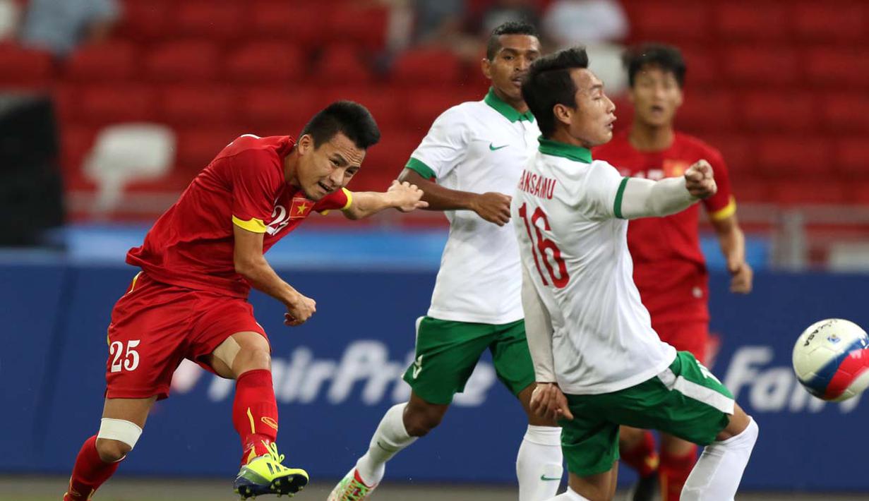 Tendangan pemain Vietnam U-23, Huy Toan Vo, mengenai tangan Hansamu Yama Pranata di kotak penalti Indonesia U-23. (Bola.com/Arief Bagus)