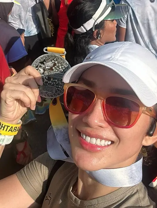 <p>Potret Ussy dengan medali yang baru saja didapatkan dari marathon di Bali. Ia mengaku saat awal-awal hampir menyerah karena banyak tanjakan. Dengan sabar dan perlahan, Ussy akhirnya bisa melintasi tanjakan hingga turunan hingga sampai akhirnya di garis finish. [Instagram/ussypratama]</p>