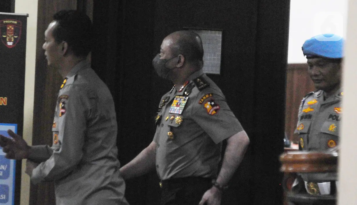 Irjen Pol Teddy Minahasa keluar ruangan sidang kode etik di Mabes Polri, Jakarta, Selasa (30/5/2023). Sidang kode etik terhadap Teddy Minahasa digelar secara tertutup. (merdeka.com/Imam Buhori)