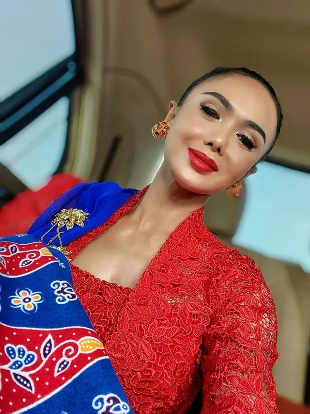Yuni Shara dengan wastra nusantara (Instagram/yunishara36)