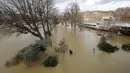 Luapan air Sungai Seine merendam jalanan kota Paris, Senin (29/1). Tingkat air diprediksi akan tetap tinggi sepanjang minggu, karena curah hujan yang masih tinggi dan diperkirakan masih akan memperburuk keadaan banjir ini. (AP Photo/Michel Euler)