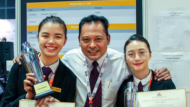 Dua mahasiswi MDIS menjuarai National Cocktail Competition 2019  di Singapura