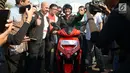 Menko Bidang Kemaritiman Luhut Binsar Pandjaitan bersiap mengikuti konvoi kendaraan bermotor listrik melintasi kawasan MH Thamrin, Jakarta, Sabtu (31/8/2019). Konvoi bertema Kendaraan Listrik Sebagai Solusi Pengurangan Polusi Udara dan Penggunaan BBM Jenis Kendaraan Listrik (merdeka.com/Imam Buhori)