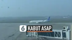 Kabut asap pekat selimuti Palembang termasuk Bandara Internasional Sultan Mahmud Badaruddin II. Jadwal penerbangan terganggu, sejumlah pesawat sempat tertahan mendarat.