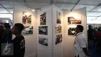 Pengunjung melihat foto pemenang Adi Negoro dalam acara Maluku Expo di Ambon, Maluku, Senin (7/2). Pameran tersebut menghadirkan pameran produk/jasa unggulan, layanan publik, pers, media, periklanan & wisata nusantara. (Liputan6.com/Faizal Fanani)