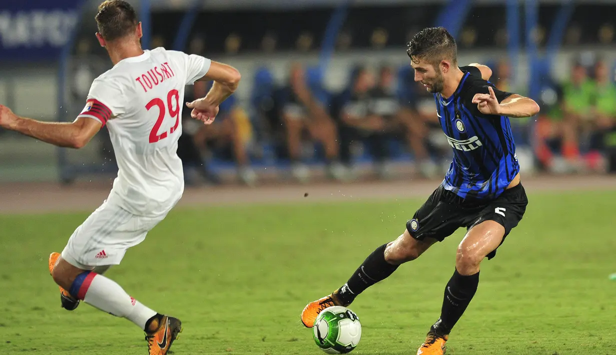Gelandang Inter Milan, Roberto Gagliardini, berusaha melewati gelandang Lyon, Lucas Tousart, pada laga International Champions Cup di Nanjing Olympic Sports Center, Jiangsu, Senin (24/7/2017). Inter Milan menang 1-0 atas Lyon. (AFP)