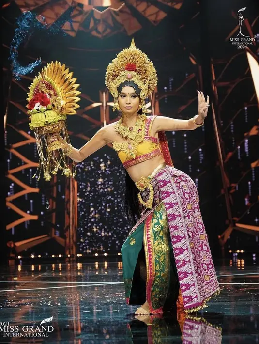 Ivan Gunamawan selaki Direktur Yayasan Dunia Mega Bintang dan National Director Miss Grand Indonesia pun mengadakan nonton bareng Sophia ketika anggun mengenakan pakaian kostum nasional tersebut. Instagram Ivan Gunawan