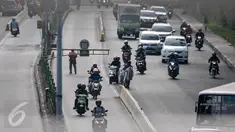 Pengendara motor nekat menerobos jalur Transjakarta meski dijaga petugas di Jalan Sultan Agung, Manggarai, Jakarta, (28/7) Sterilisasi jalur Transjakarta di jalan Sultan Agung, Manggarai belum bisa diterapkan sepenuhnya. (Liputan6.com/Yoppy Renato)