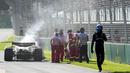 George Russell yang memulai balapan dari posisi kedua harus menghentikan mobilnya di area pintu keluar pitlane, dan Virtual Safety Car diberlakukan. (AP/Pool/Simon Baker)