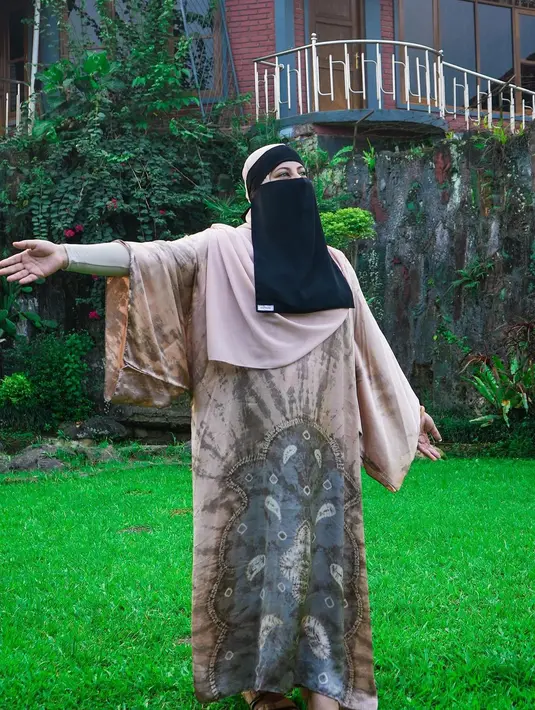 Tentu saja, penampilan Tasyi Athasyia langsung mencuri perhatian dan menuai beragam komentar. (FOTO: instagram.com/tasyiiathasyia/)