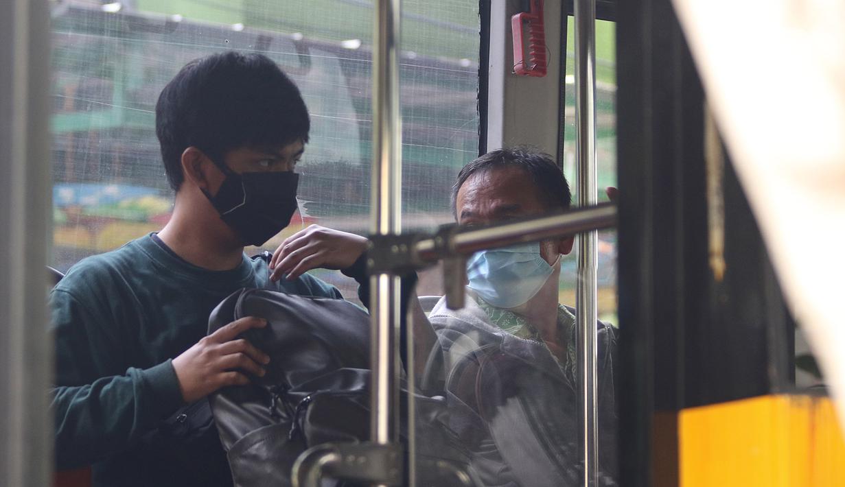 Sejumlah pasien Covid-19 Tanpa Gejala berada di dalam bus sekolah di Puskesmas Kecamatan Cilandak, Jakarta, Kamis (4/2/2021). Data Satgas Covid-19 per Kamis (4/2) mencatat kasus positif di Indonesia bertambah 11.434 orang. (Liputan6.com/Herman Zakharia)