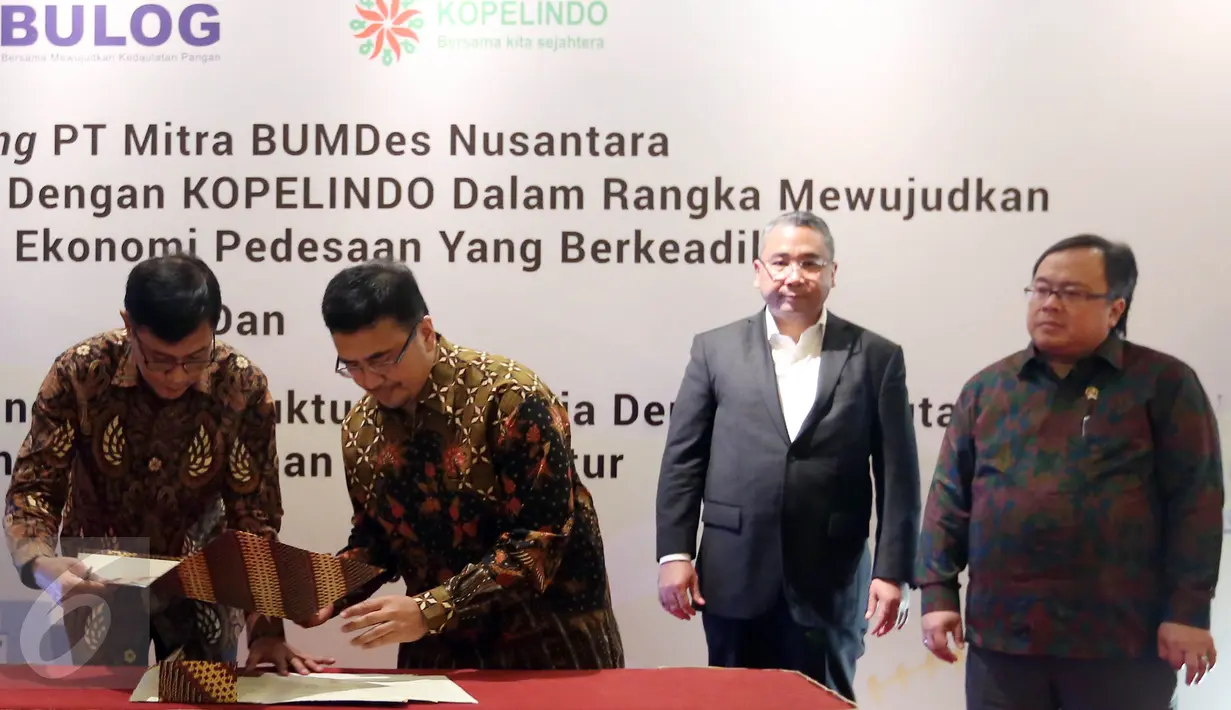 Menteri Pembangunan Desa Tertinggal, Eko Sandjojo bersama Menteri PPN/Bappenas Bambang Brodjonegoro menyaksikan Nota Kesepahaman dengan berbagai mitra strategis di Jakarta, Kamis (27/4). (Liputan6.com/Johan Tallo)