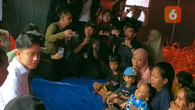 Wakil Presiden Gibran Rakabuming Raka saat meninjau kondisi pengungsi terdampang bencana pergerakan tanah di Kecamatan Cikembar Kabupaten Sukabumi (Liputan6.com/Fira Syahrin).