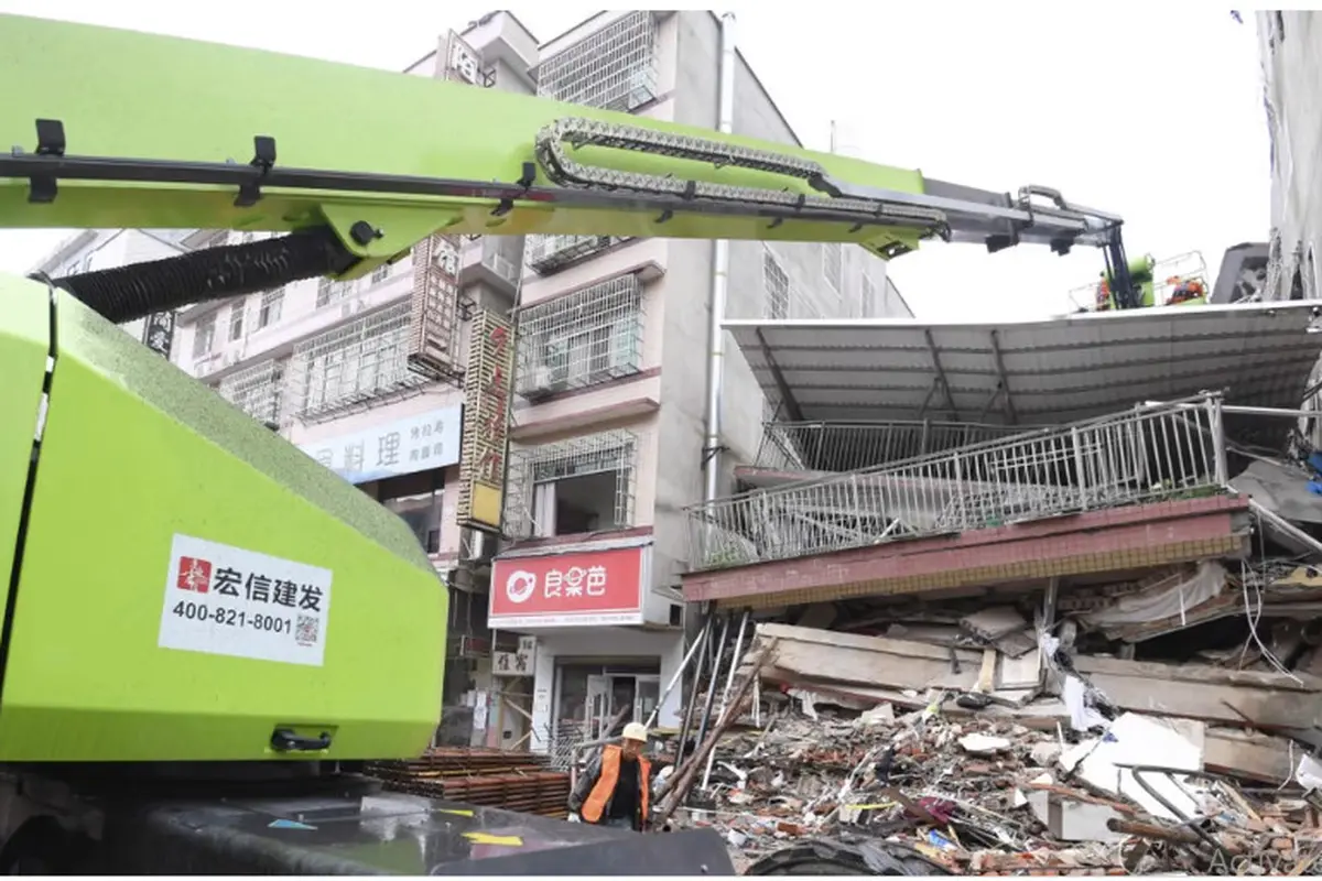 Bangunan ambruk di Changsa, China pada Jumat 29 April 2022. (AP)
