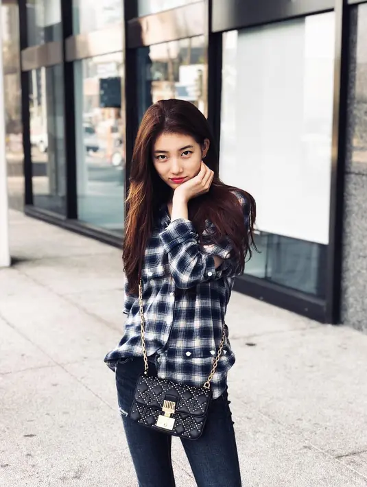Suzy pun memberikan dukungannya dengan menandatangani sebuah petisi online. Siapa yang menyangka jika niat baik itu berubah menjadi masalah saat terjadi kesalahan nama studio foto yang tertulis di petisi. (Foto: instagram.com/skuukzky)