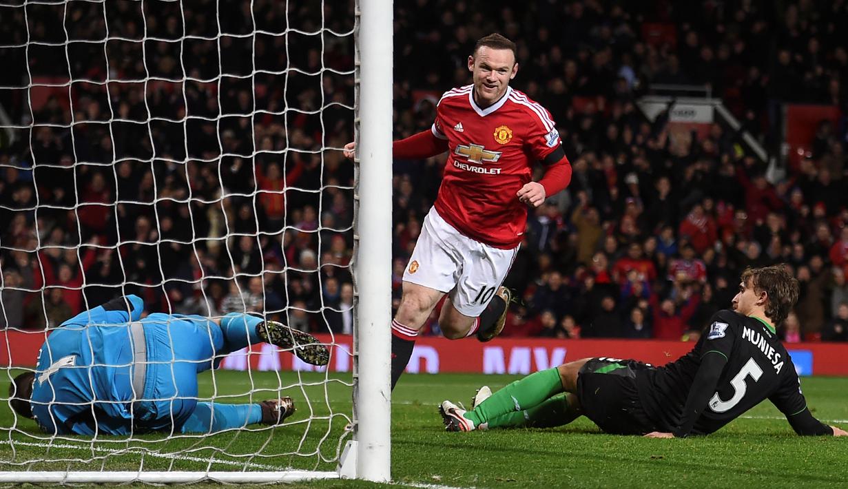 Wayne Rooney saat mencetak gol ketiga Manchester United ke gawang Stoke City dalam lanjutan Liga Inggris di Stadion Old Trafford, Manchester, Rabu (3/2/2016) dini hari WIB. (AFP/Paul Ellis)