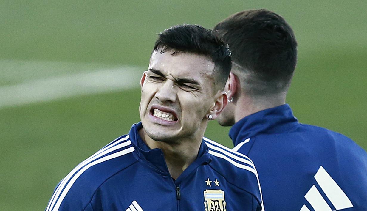Gelandang Argentina, Leandro Paredes, tampak kesakitan saat latihan di Valdebebas, Madrid, Selasa (19/3). Latihan ini merupakan persiapan jelang laga persahabatan melawan Venezuela. (AFP/Benjamin Cremel)