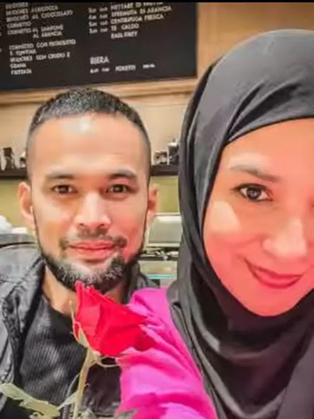 Di momen yang spesial ini, Teuku Wisnu menunjukkan kecintaannya kepada sang istri. Shireen Sungkar diberi setangkai mawar. (Foto: Instagram/@shireensungkar)