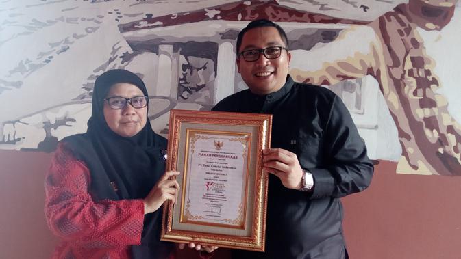 CEO PT Tama Cokleta Indonesia Kiki Gumer dengan piagam penghargaan IKM OVOP Bintang 5 (Liputan6.com/Jayadi Supriadin)